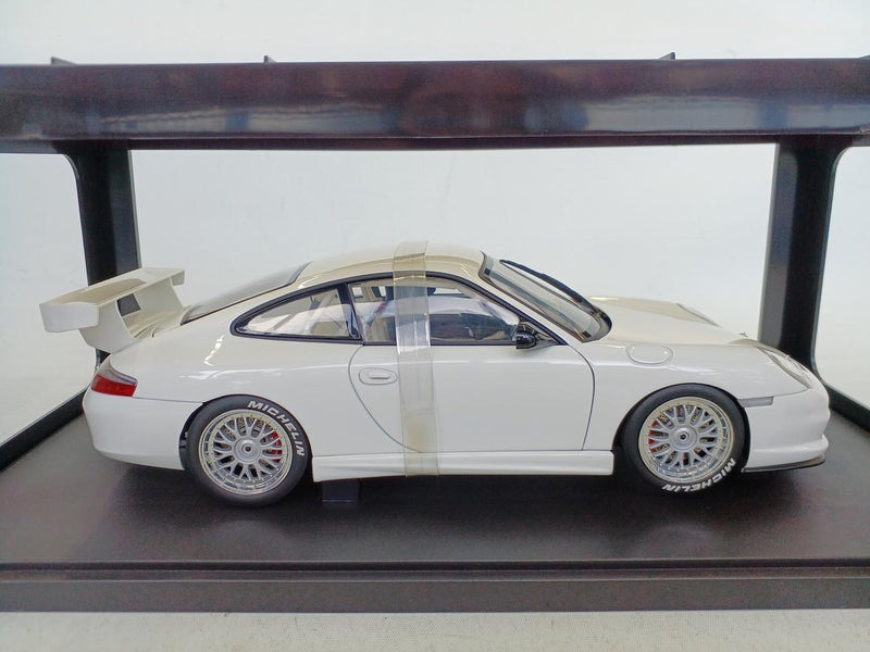 Laden Sie das Bild in Galerie -Viewer, AUTOart 1/18 Porsche 911 Carrera Plain Body Version White
