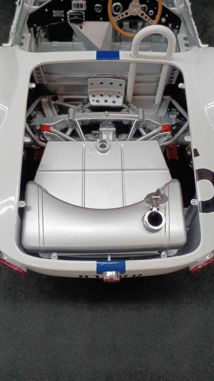 Load image into Gallery viewer, MINICHAMPS 1/12 Maserati Tipo 61 "Birdcage" Diecast Model
