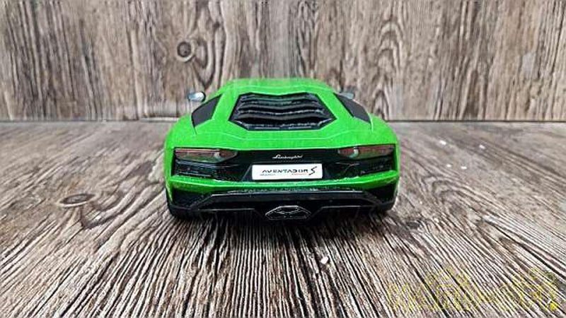 Load image into Gallery viewer, AUTOART LAMBORGHINI AVENTADOR S 1/18 Scale Model Car– Used