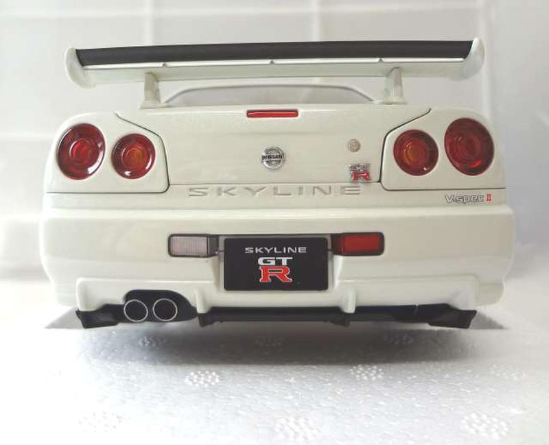 Laden Sie das Bild in Galerie -Viewer, AUTOart 1/18 Nissan Skyline GT-R R34 V-spec II (White Pearl) Scale Car– Used