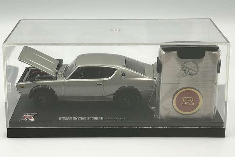Laden Sie das Bild in Galerie -Viewer, Fukashiro Trading Nissan Skyline 2000GT-R & ZIPPO Lighter Set 1/43– Used