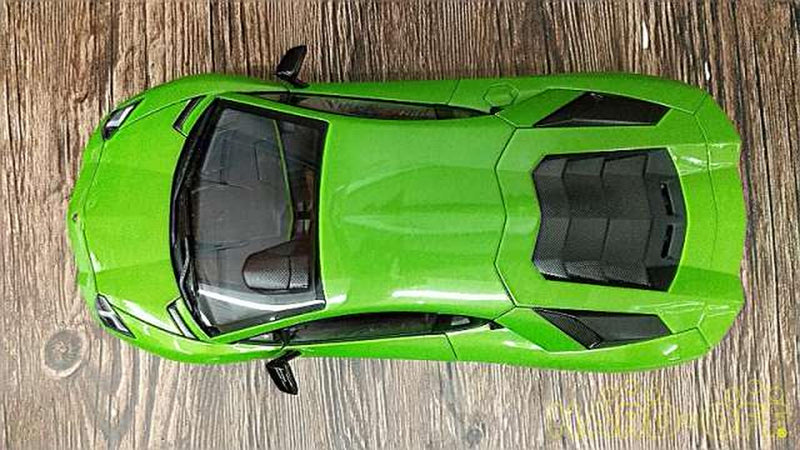 Load image into Gallery viewer, AUTOART LAMBORGHINI AVENTADOR S 1/18 Scale Model Car– Used