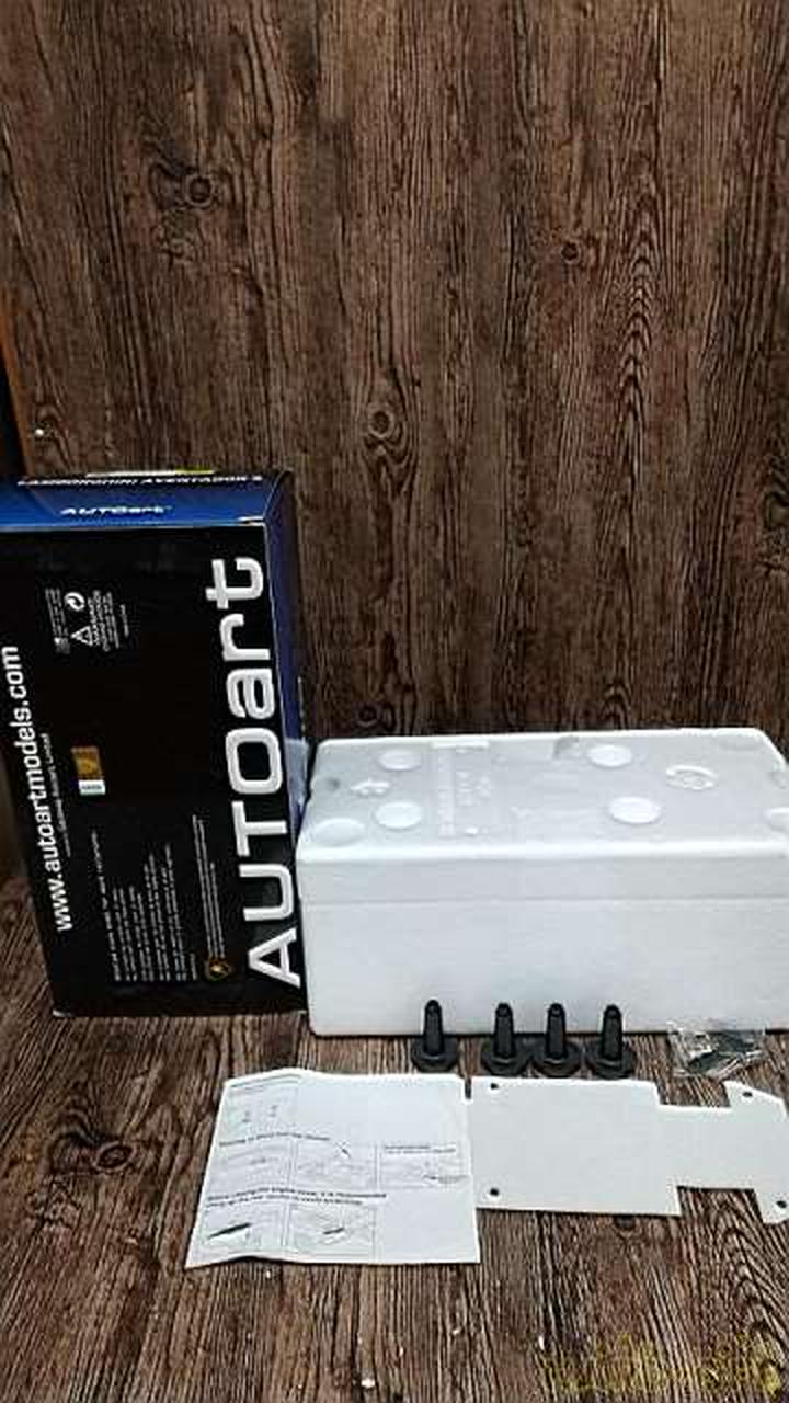 Load image into Gallery viewer, AUTOART LAMBORGHINI AVENTADOR S 1/18 Scale Model Car– Used