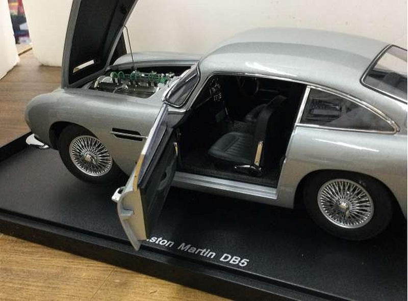Carica immagine in Galleria Viewer, AUTOart Aston Martin DB5 1/18 Scale Model Car– Used