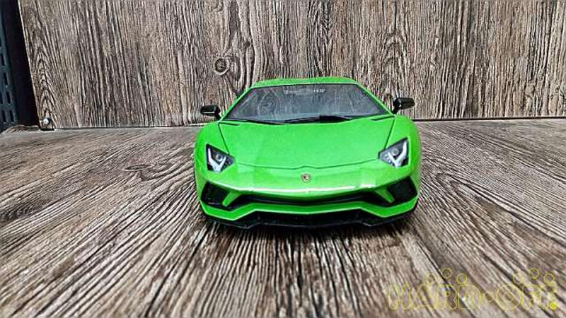 Load image into Gallery viewer, AUTOART LAMBORGHINI AVENTADOR S 1/18 Scale Model Car– Used