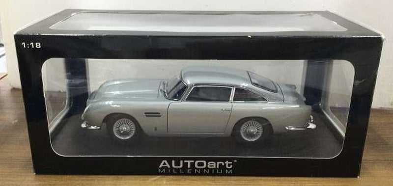 Carica immagine in Galleria Viewer, AUTOart Aston Martin DB5 1/18 Scale Model Car– Used