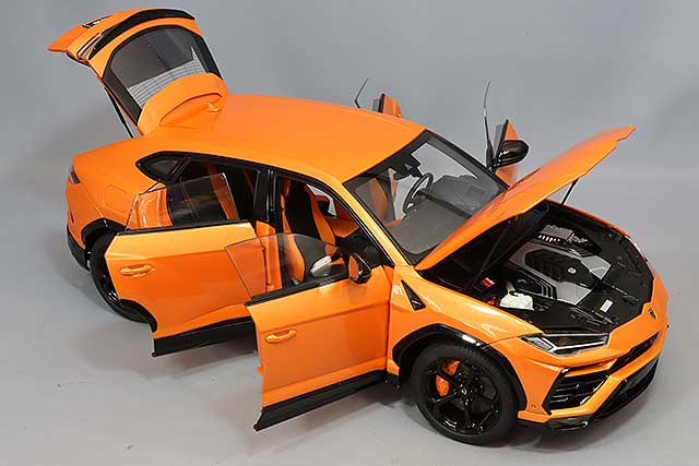Cargue la imagen en el visor de la galería, AUTOart 1/18 Lamborghini Urus Pearl Orange
