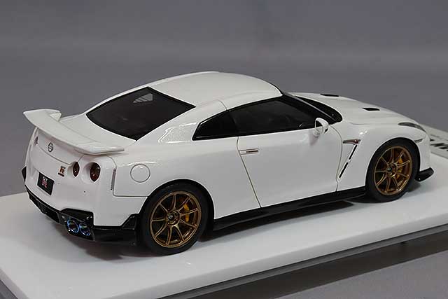Cargue la imagen en el visor de la galería, EIDOLON 1/43 Nissan GT-R Premium Edition T-spec 2024 Brilliant White Pearl