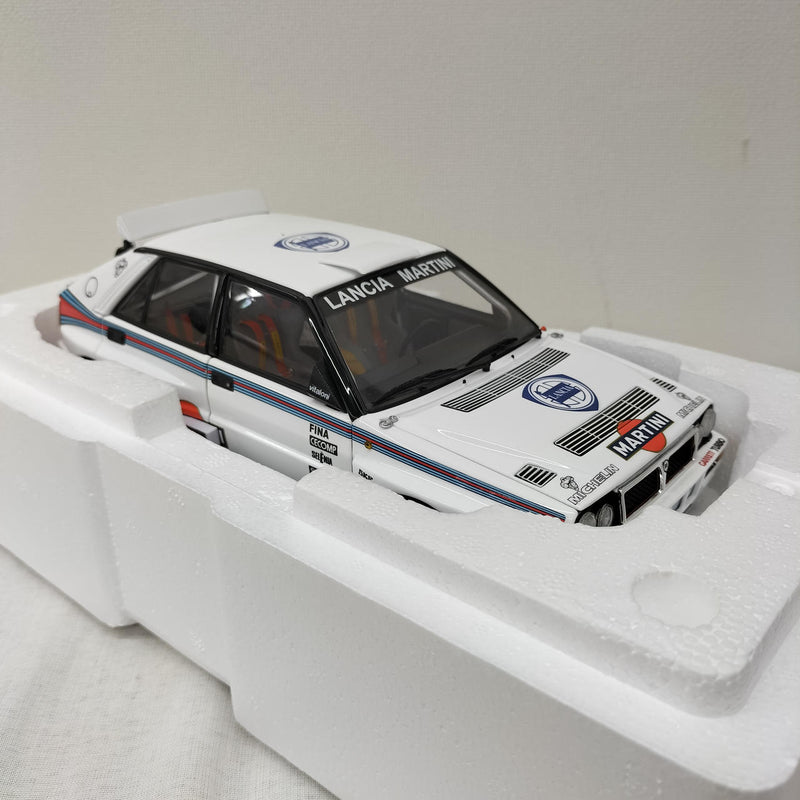 Laden Sie das Bild in Galerie -Viewer, KYOSHO 1/18 Lancia Delta HF Integrale Evoluzione– Used