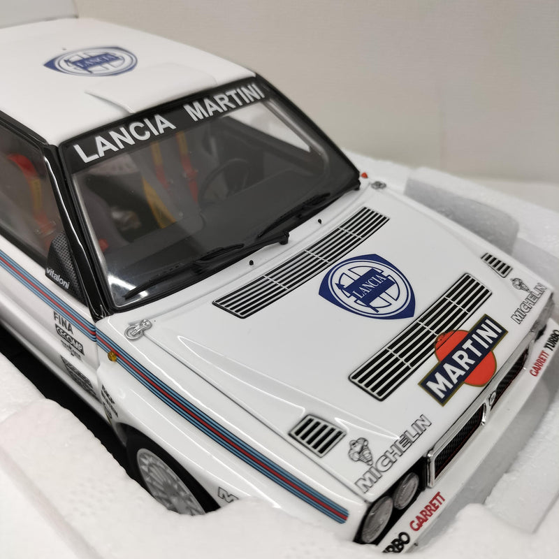 Laden Sie das Bild in Galerie -Viewer, KYOSHO 1/18 Lancia Delta HF Integrale Evoluzione– Used