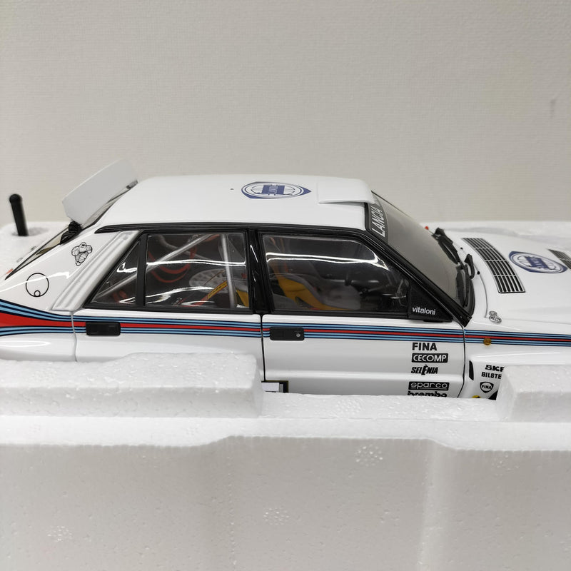 Laden Sie das Bild in Galerie -Viewer, KYOSHO 1/18 Lancia Delta HF Integrale Evoluzione– Used