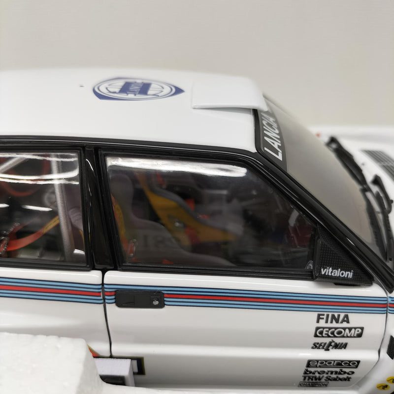 Laden Sie das Bild in Galerie -Viewer, KYOSHO 1/18 Lancia Delta HF Integrale Evoluzione– Used