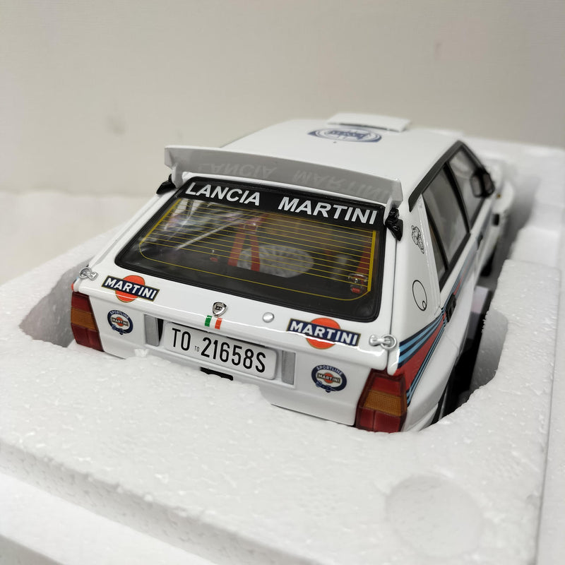 Laden Sie das Bild in Galerie -Viewer, KYOSHO 1/18 Lancia Delta HF Integrale Evoluzione– Used
