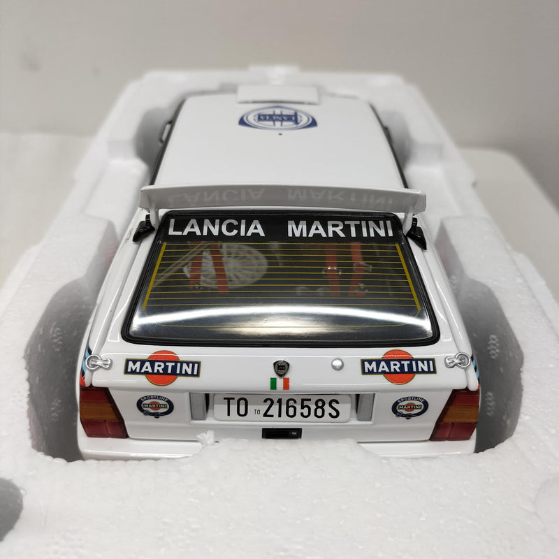 Laden Sie das Bild in Galerie -Viewer, KYOSHO 1/18 Lancia Delta HF Integrale Evoluzione– Used