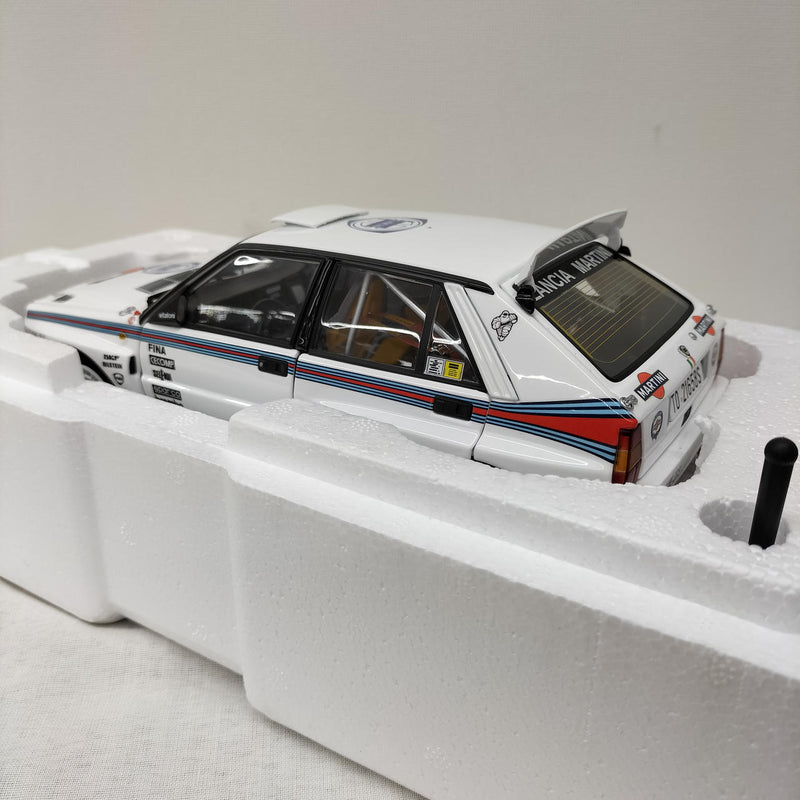 Laden Sie das Bild in Galerie -Viewer, KYOSHO 1/18 Lancia Delta HF Integrale Evoluzione– Used
