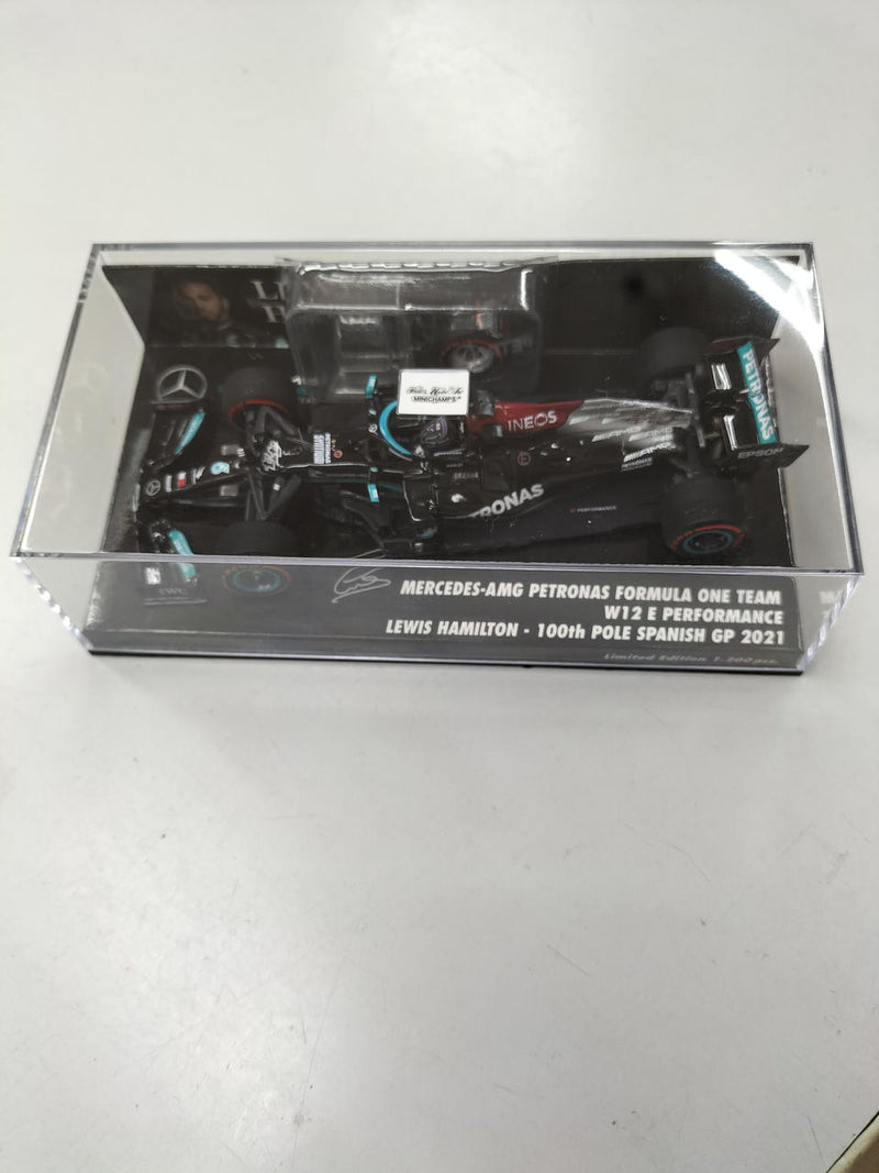 Laden Sie das Bild in Galerie -Viewer, SPARK 1/43 Petronas Formula One Team Model Car– Used