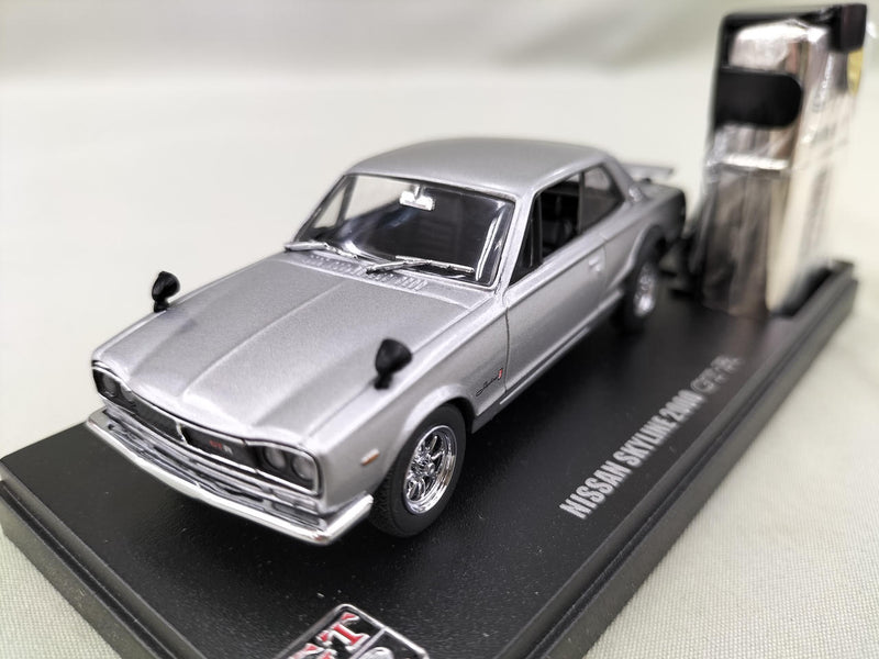 Laden Sie das Bild in Galerie -Viewer, Fukashiro Model Car & Zippo Lighter Set Skyline 2000GT-R 1/43 Scale– Used