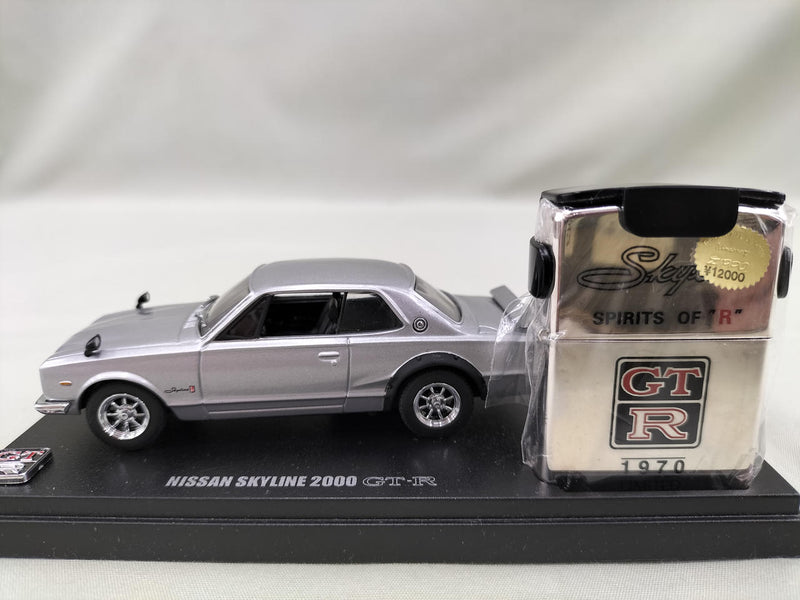 Laden Sie das Bild in Galerie -Viewer, Fukashiro Model Car & Zippo Lighter Set Skyline 2000GT-R 1/43 Scale– Used