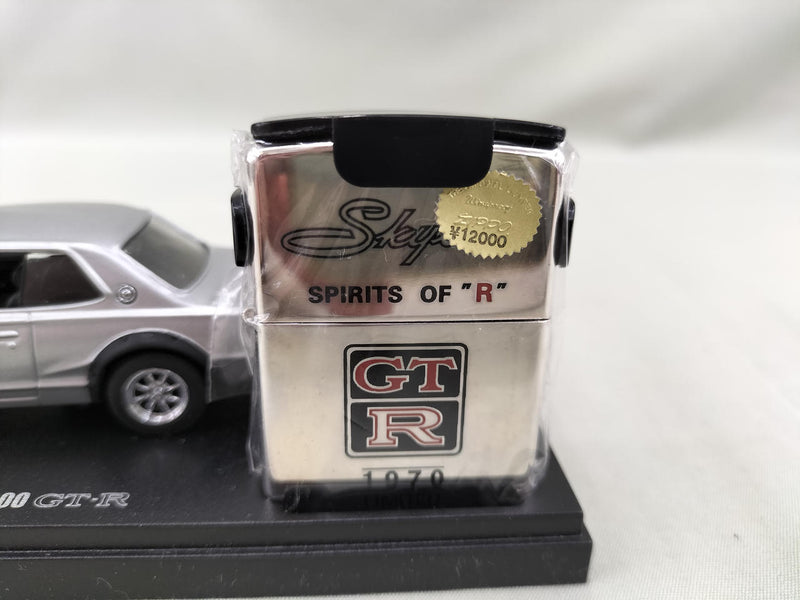 Laden Sie das Bild in Galerie -Viewer, Fukashiro Model Car & Zippo Lighter Set Skyline 2000GT-R 1/43 Scale– Used