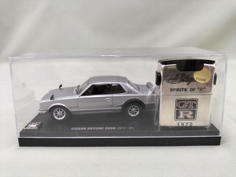 Laden Sie das Bild in Galerie -Viewer, Fukashiro Model Car & Zippo Lighter Set Skyline 2000GT-R 1/43 Scale– Used