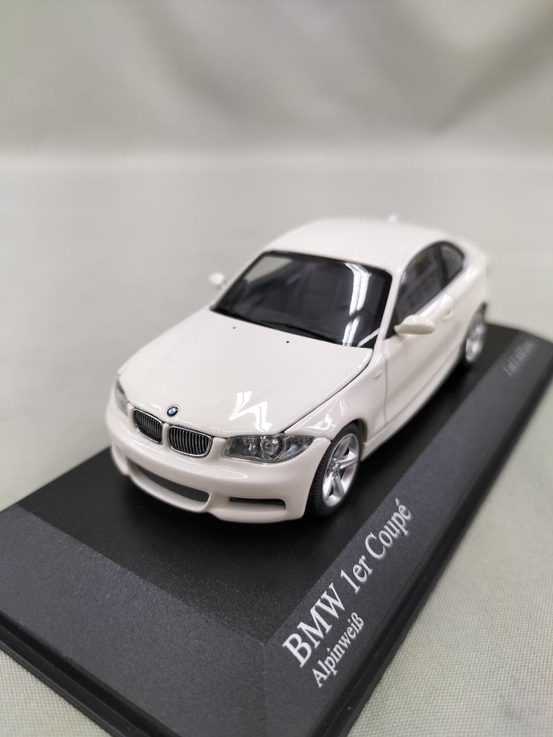 Laden Sie das Bild in Galerie -Viewer, MINICHAMPS BMW 1 Series Coupe 1/43 Scale Model Car– Used