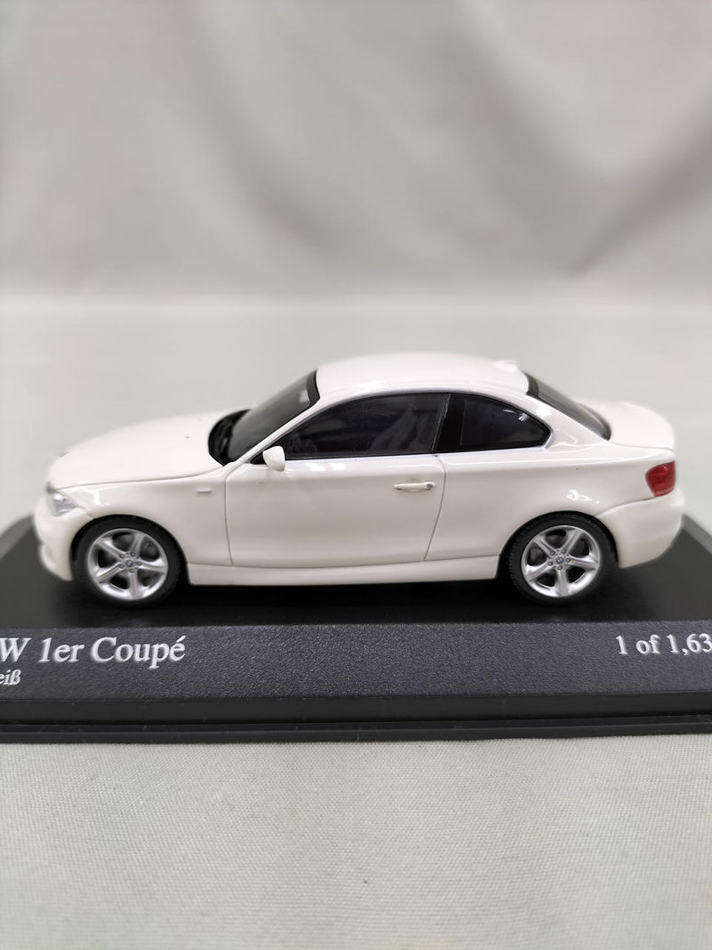 Laden Sie das Bild in Galerie -Viewer, MINICHAMPS BMW 1 Series Coupe 1/43 Scale Model Car– Used