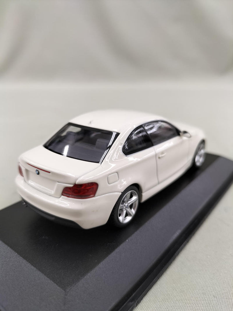 Laden Sie das Bild in Galerie -Viewer, MINICHAMPS BMW 1 Series Coupe 1/43 Scale Model Car– Used
