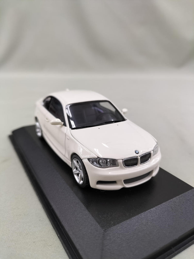 Laden Sie das Bild in Galerie -Viewer, MINICHAMPS BMW 1 Series Coupe 1/43 Scale Model Car– Used