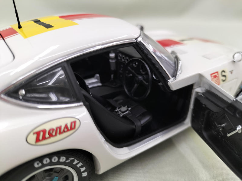 Cargue la imagen en el visor de la galería, AUTOart 1/18 Toyota 2000GT 24HRS FUJI 1967 1/18 Scale Car– Used