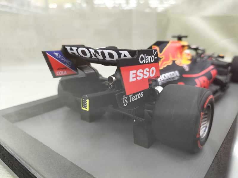 Laden Sie das Bild in Galerie -Viewer, SPARK 1/18 Max Verstappen Red Bull Honda RB16B F1 Champion Car