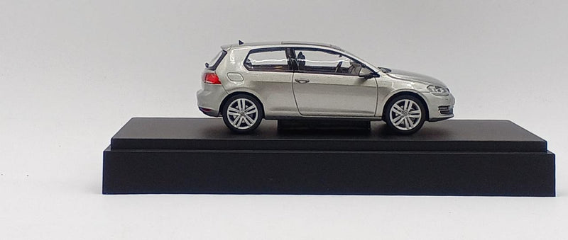 Cargue la imagen en el visor de la galería, HERPA VW GOLF MK7 Silver 1/43 Scale Car– Used