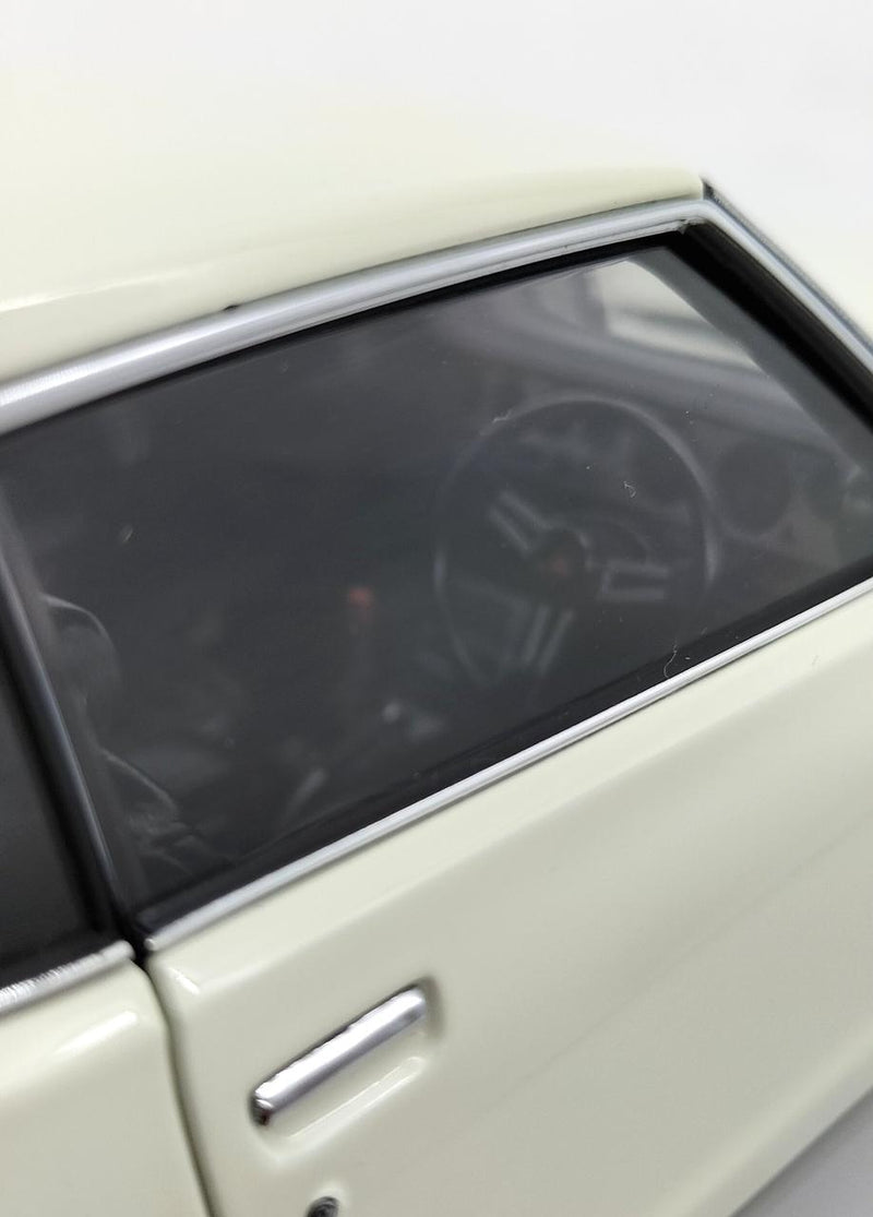 Cargue la imagen en el visor de la galería, AUTOART NISSAN SKYLINE 2000 GT-R (KPGC10) 1/18 Scale Car– Used