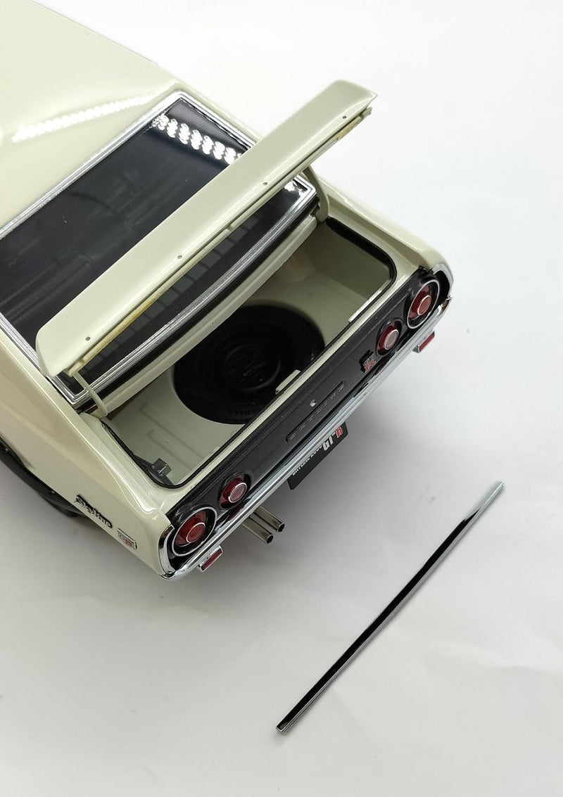 Cargue la imagen en el visor de la galería, AUTOART NISSAN SKYLINE 2000 GT-R (KPGC10) 1/18 Scale Car– Used