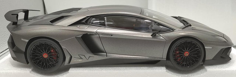 Load image into Gallery viewer, AUTOart Lamborghini Aventador LP750-4 SV 1/18 Scale Car– Used
