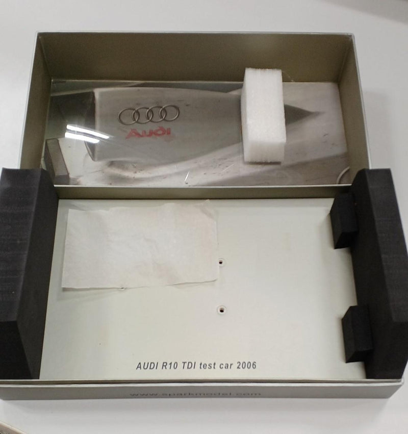 Laden Sie das Bild in Galerie -Viewer, SPARK AUDI R10 TDI TEST CAR 2006 1/18 Scale Car– Used