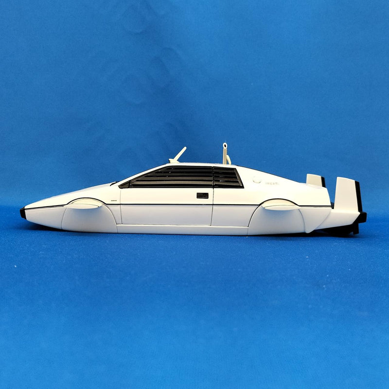 Load image into Gallery viewer, AUTOart JAMES BOND "The Spy Who Loved Me" LOTUS SUBMARINE 1/18 Diecast– Used