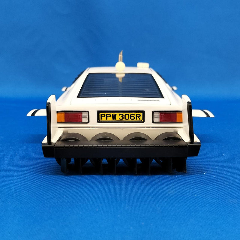 Load image into Gallery viewer, AUTOart JAMES BOND "The Spy Who Loved Me" LOTUS SUBMARINE 1/18 Diecast– Used