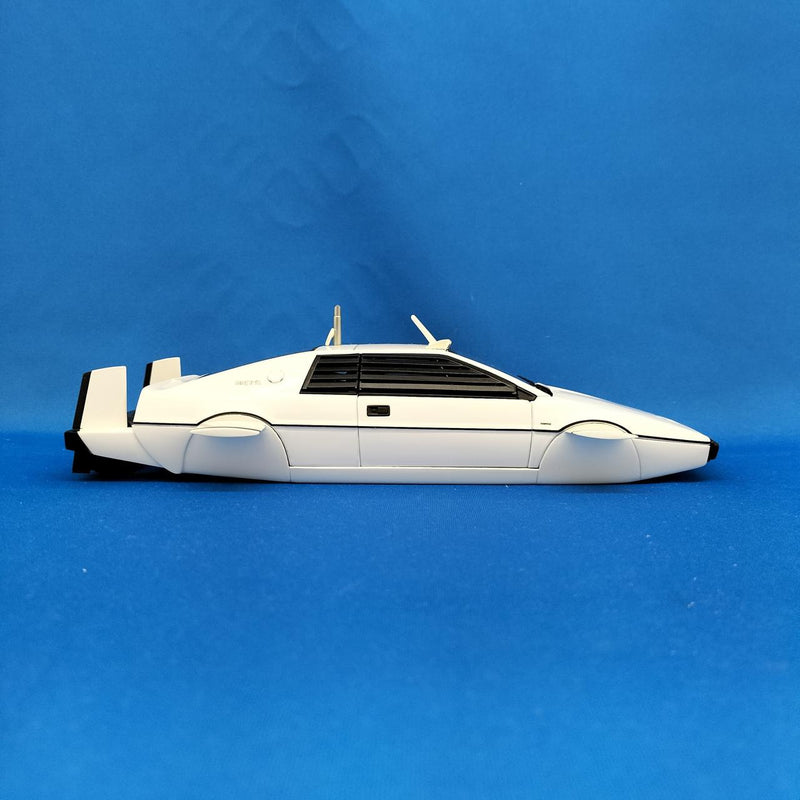 Load image into Gallery viewer, AUTOart JAMES BOND "The Spy Who Loved Me" LOTUS SUBMARINE 1/18 Diecast– Used