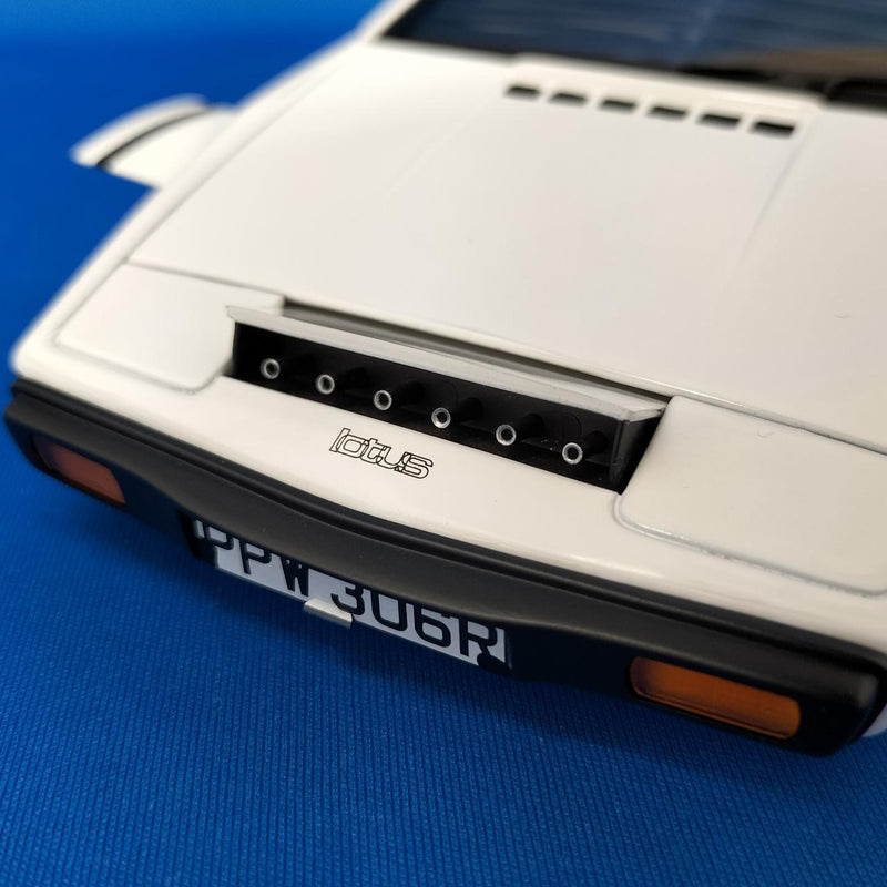 Load image into Gallery viewer, AUTOart JAMES BOND "The Spy Who Loved Me" LOTUS SUBMARINE 1/18 Diecast– Used