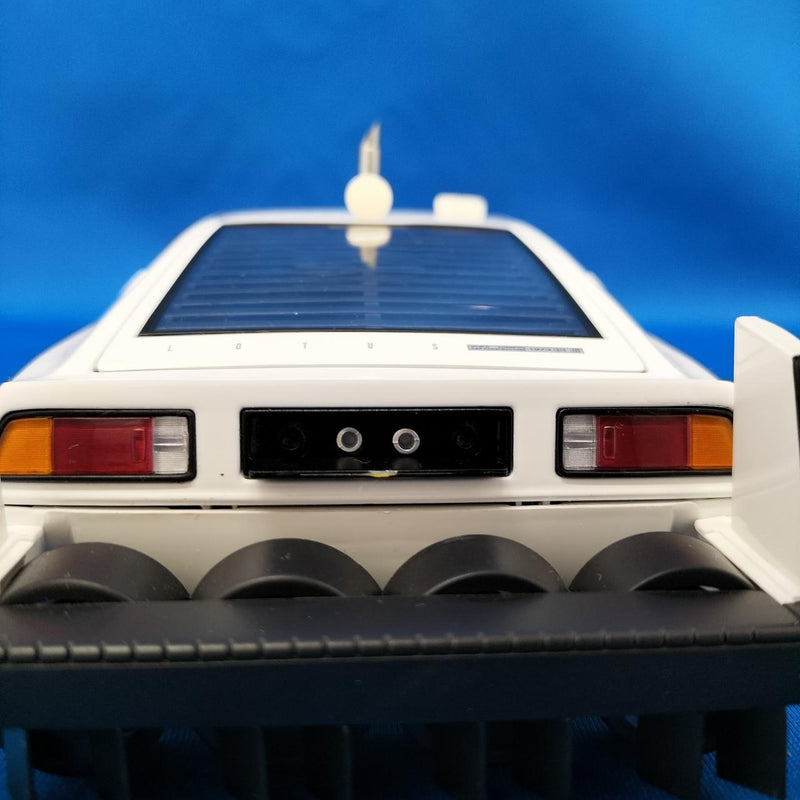 Load image into Gallery viewer, AUTOart JAMES BOND "The Spy Who Loved Me" LOTUS SUBMARINE 1/18 Diecast– Used