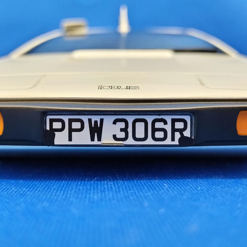 Load image into Gallery viewer, AUTOart JAMES BOND "The Spy Who Loved Me" LOTUS SUBMARINE 1/18 Diecast– Used
