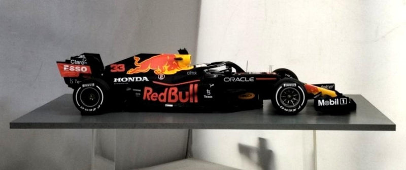 Laden Sie das Bild in Galerie -Viewer, SPARK 1/18 REDBULL RACING HONDA RB16B Scale Car– Used