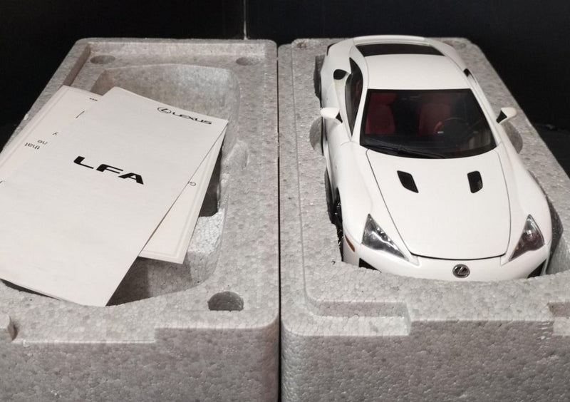 Laden Sie das Bild in Galerie -Viewer, AUTOart 1/18 Lexus LFA Signature Series 1/18 Scale Car– Used