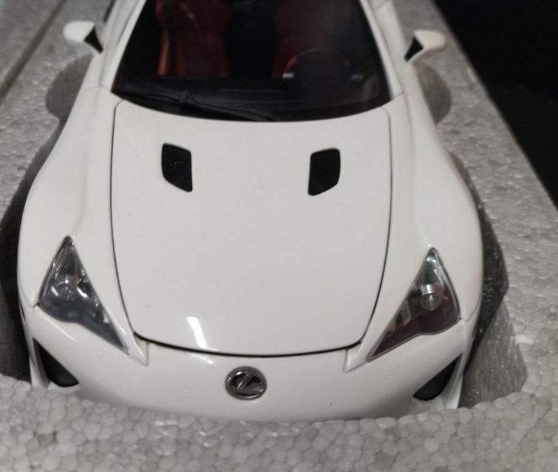 Laden Sie das Bild in Galerie -Viewer, AUTOart 1/18 Lexus LFA Signature Series 1/18 Scale Car– Used