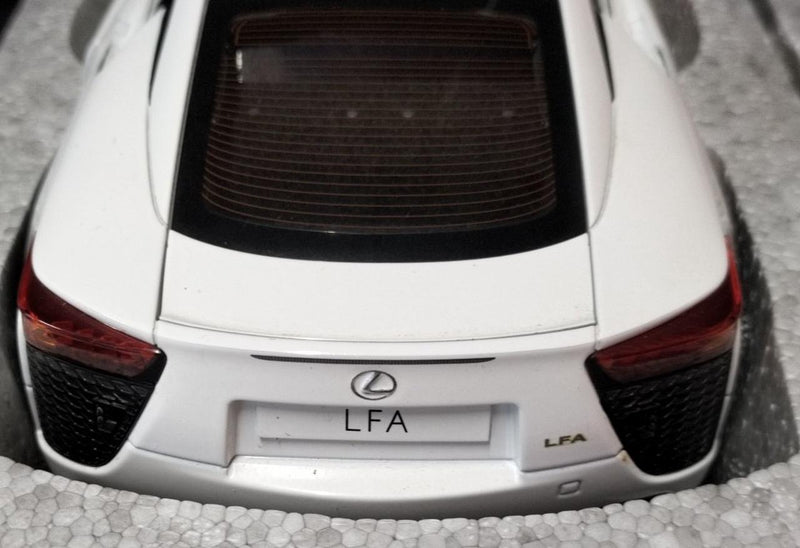 Laden Sie das Bild in Galerie -Viewer, AUTOart 1/18 Lexus LFA Signature Series 1/18 Scale Car– Used