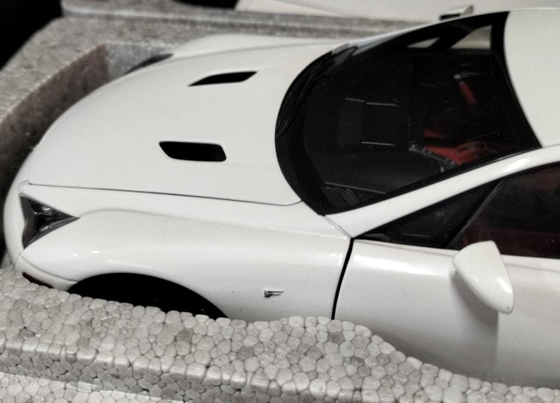 Laden Sie das Bild in Galerie -Viewer, AUTOart 1/18 Lexus LFA Signature Series 1/18 Scale Car– Used