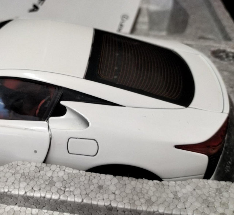 Laden Sie das Bild in Galerie -Viewer, AUTOart 1/18 Lexus LFA Signature Series 1/18 Scale Car– Used