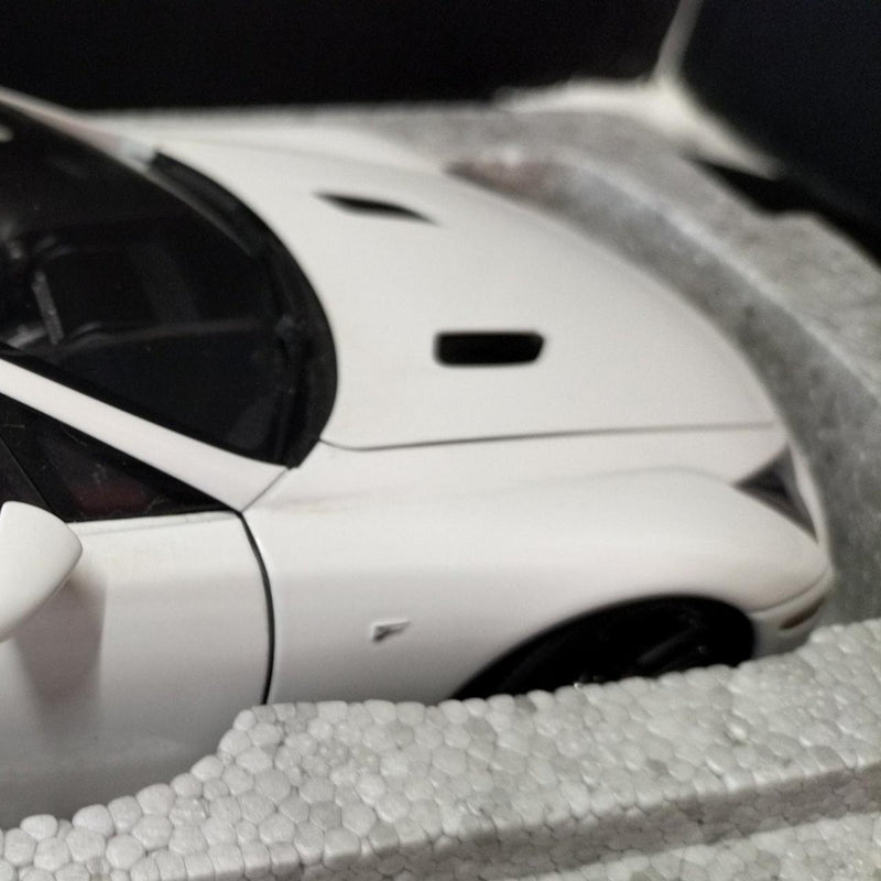 Laden Sie das Bild in Galerie -Viewer, AUTOart 1/18 Lexus LFA Signature Series 1/18 Scale Car– Used