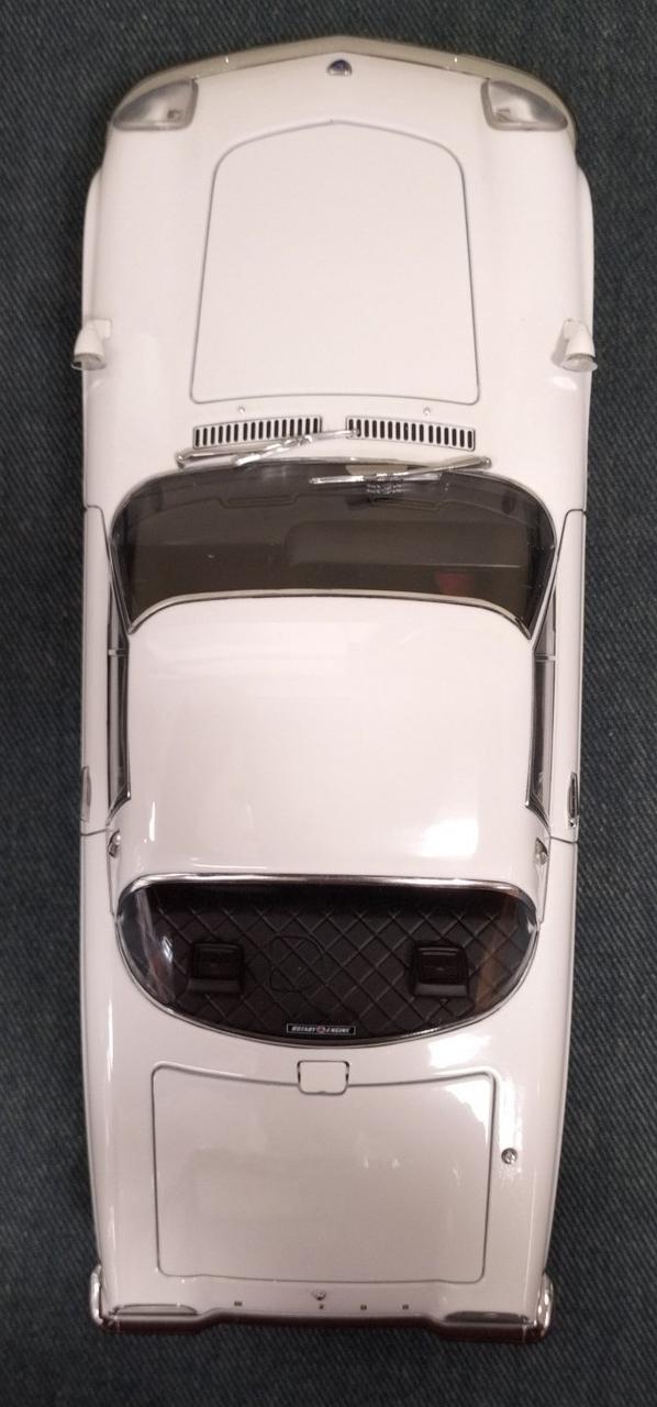 Laden Sie das Bild in Galerie -Viewer, AUTOart 1/18 MAZDA COSMO SPORT Scale Model Car– Used