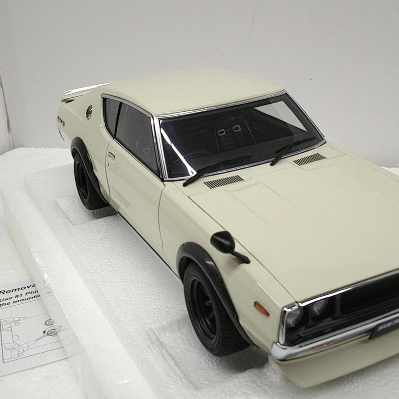 Load image into Gallery viewer, AUTOart Nissan Skyline 2000GT-R (KPGC110) 1/18 Scale Model Car– Used